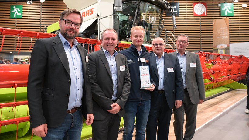 The CLAAS France team (Franck Nowak, Bernard Neuville, Didier Collobert, Philippe Lerat) and Matthias Mumme (left), Head of the Trade Press, were delighted to receive the award. -